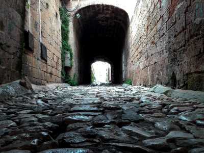 Decidiamo di raggiungere la costa, ma prima notiamo sulla sinistra, dove termina l�ultima arcata del ponte ottocentesco, una stradina remota e angusta: un antico e affascinante passaggio nascosto che conduce in paese caratterizzato per il pavimento composto da basole di taglio irregolare